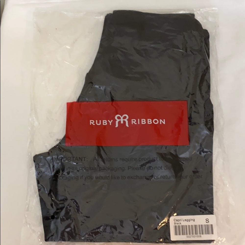 Ruby Ribbon Capri Legging - Picture 2 of 4